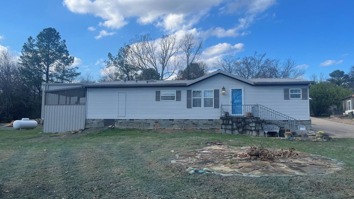 Porum House | Pet friendly, private dock, 3 bedroom home in Porum, OK. Walk to Lake Eufaula.