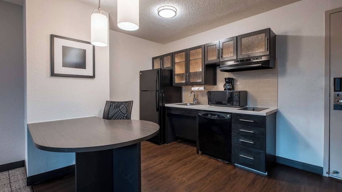 Park Central Hotel | Pet-friendly Property, Unit with Full Kitchen, Also Comes with Free Parking!