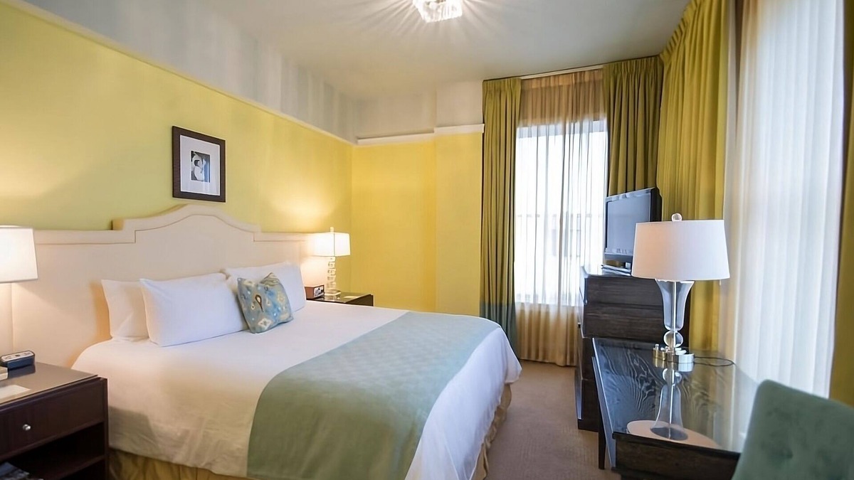 Goose Hollow Hotel | Pet-friendly Property! 2 Comfortable Units, Mini-golf Course, Pop- Up Cinema!