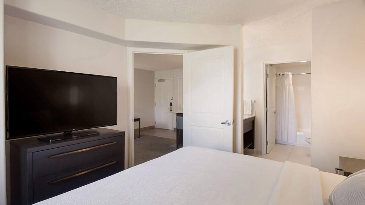 Reno/Tahoe Airport Hotel | Pet-friendly Property! w/Full Kitchen, Onsite Parking, FREE Breakfast!