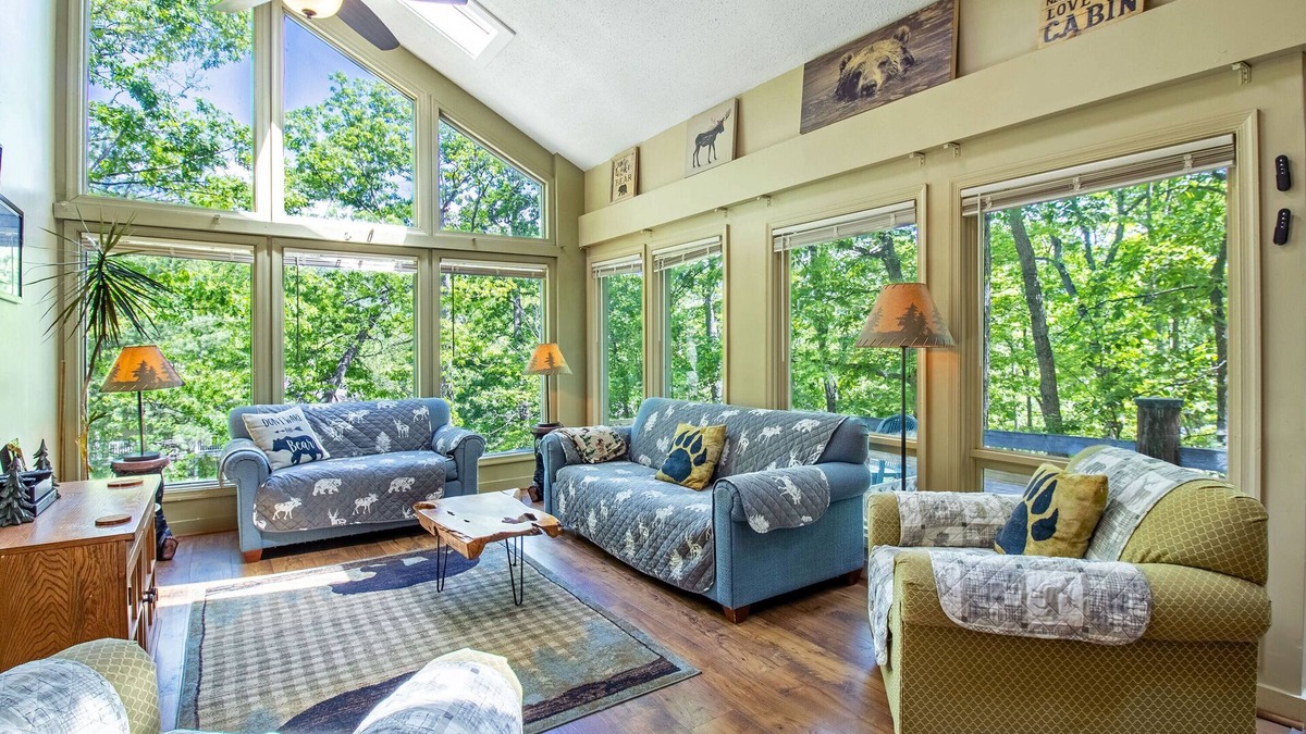 McGaheysville House | Pet friendly, Rec passes, can walk to nearby fun!