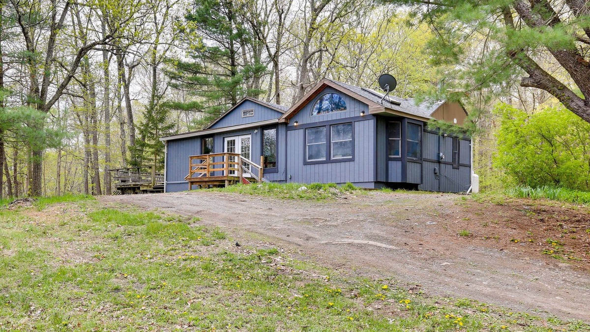 Red Hook Cabin | Pet-Friendly Red Hook Cabin Rental w/ Fenced Yard!