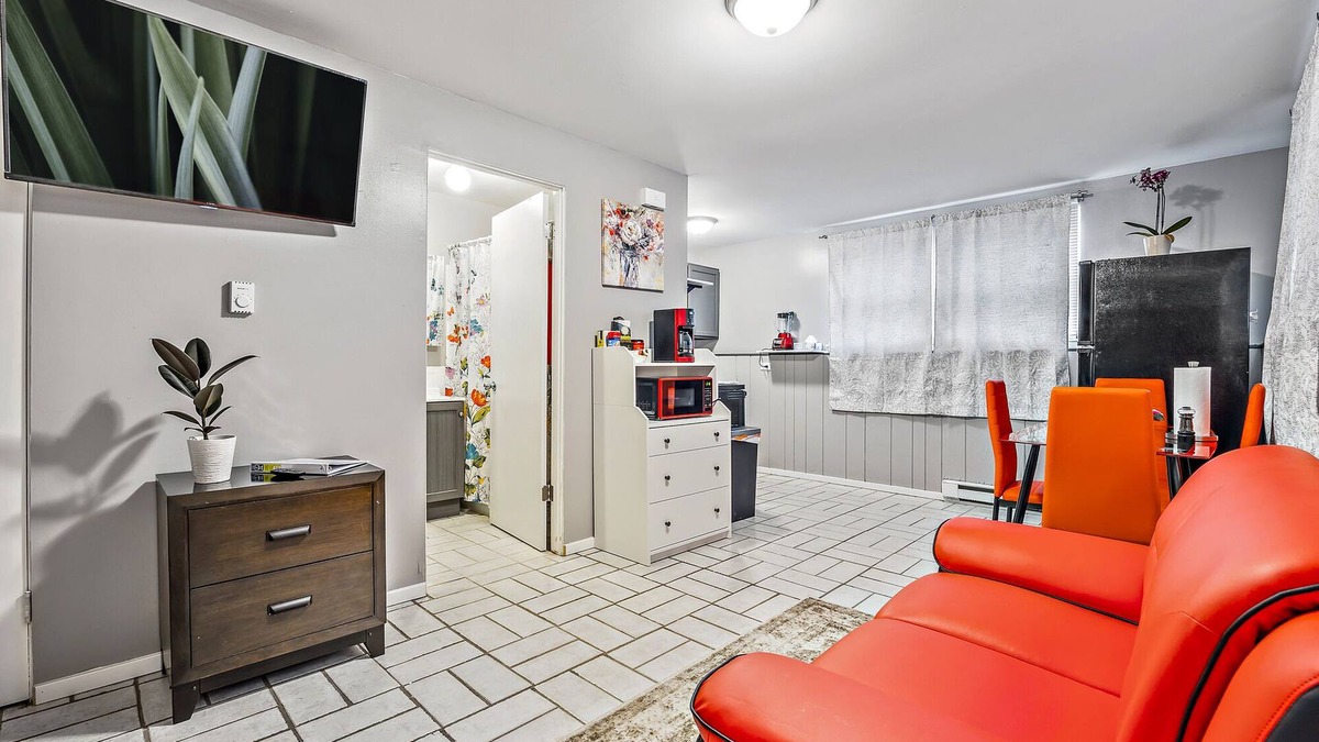 Aurora Apartment | Pet Friendly/RedStudio1116F/FastWiFi/BigTV/FreePKG/near Downtown Aurora.