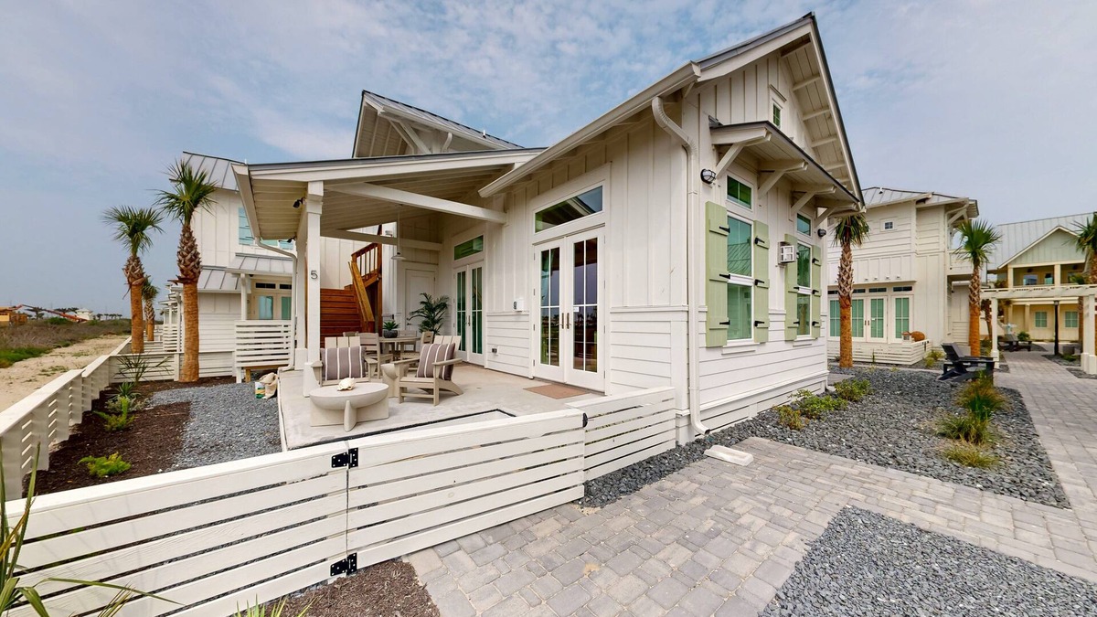 Port Aransas Cabin | Pet Friendly, Resort Style Pools, Golf Cart Boardwalk to Beach