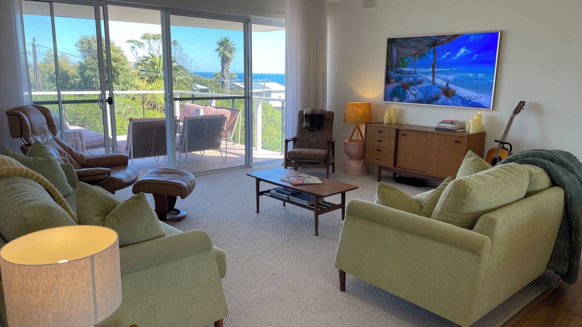 Carrickalinga House | Pet Friendly Retro Coastal Views in Carrickalinga - 7 Beds, 2 bath, 10 guests