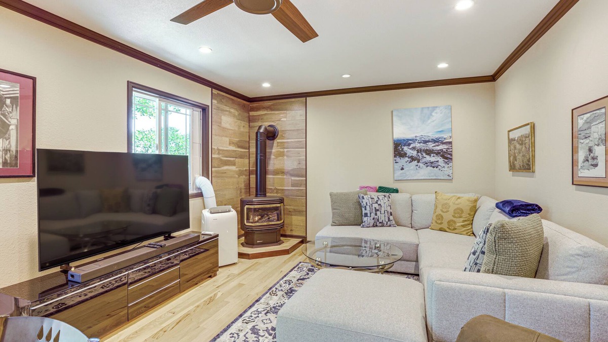 Aurora House | Pet-Friendly Retreat w/Fenced Yard in Aurora