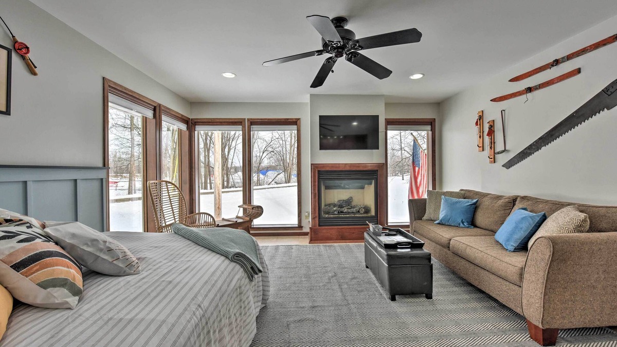 Wabasha Apartment | Pet-Friendly Retreat w/Deck: Steps to Marina!