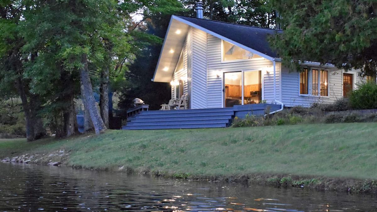 Escanaba House | Pet-Friendly Riverfront Cabin on 5 Acres with Fast Wi-Fi in Central U.P.