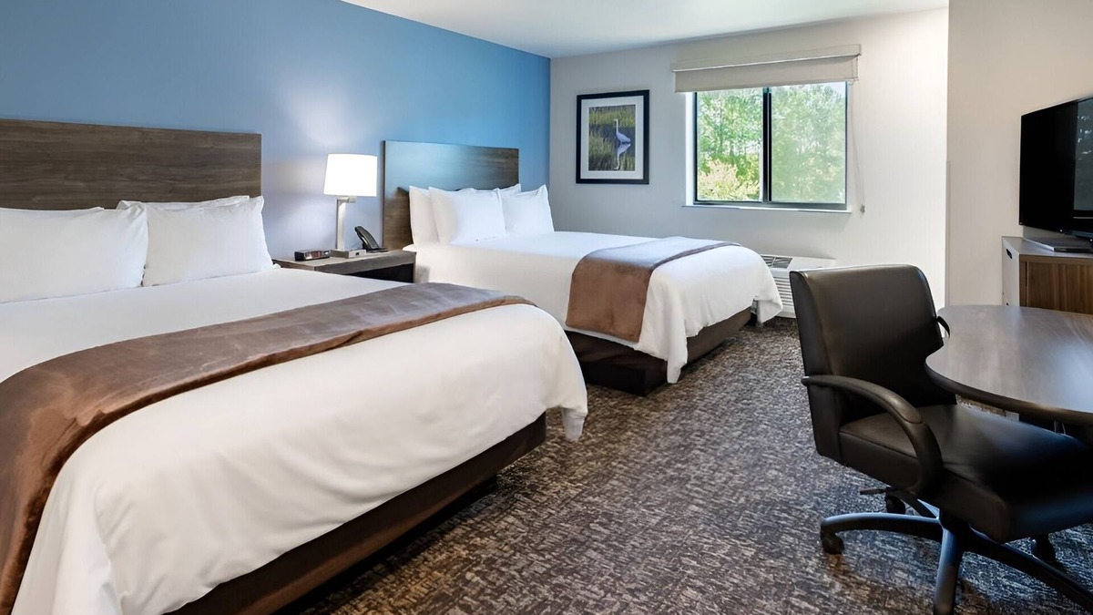 Nampa Hotel | Pet-Friendly Room with Full Kitchen Near Ford Idaho Center for Concert Goers