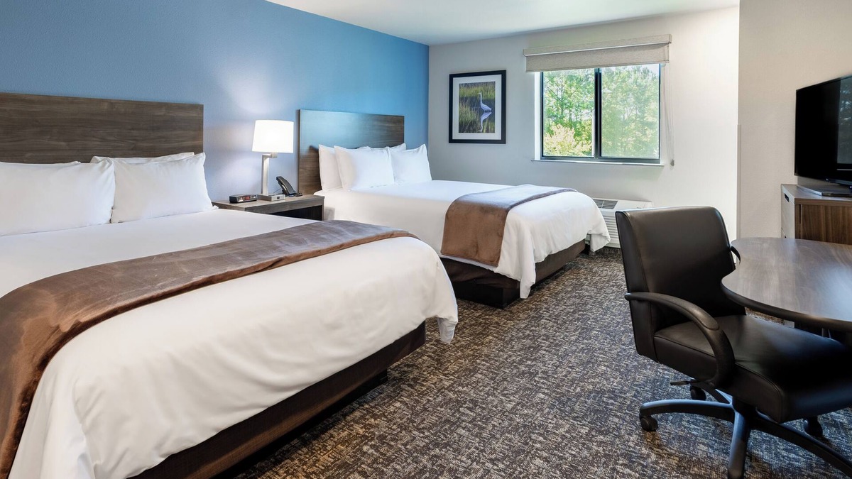 Wilkes East Hotel | Pet-Friendly Room with Kitchen Near Peninsula Park Rose Garden