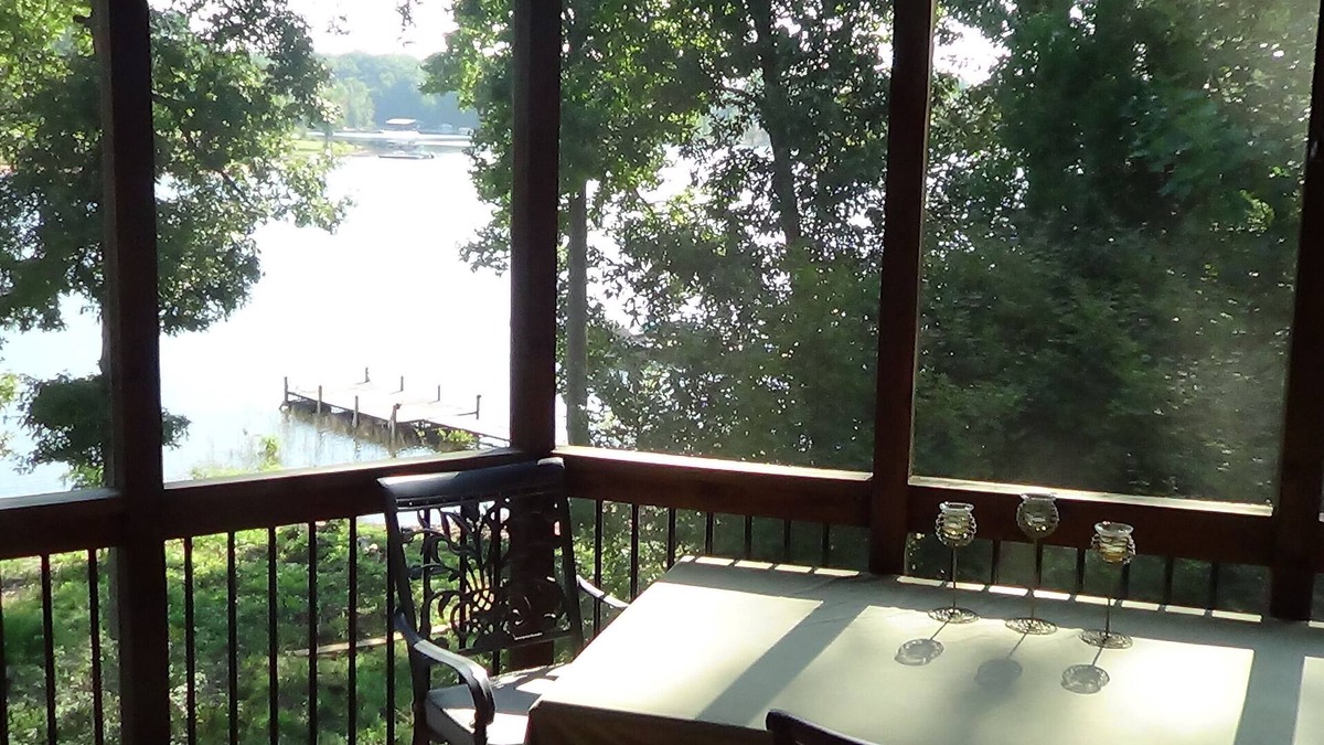 Townville House | Pet Friendly, Rustic LakeFront Home, 4 kayaks, Pontoon rental, free WiFi, Floats