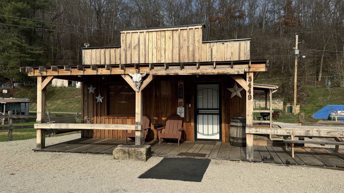 Nelsonville Cabin | Pet Friendly Rustic Cabin near Hocking Hills in Nelsonville Ohio Unique Stay