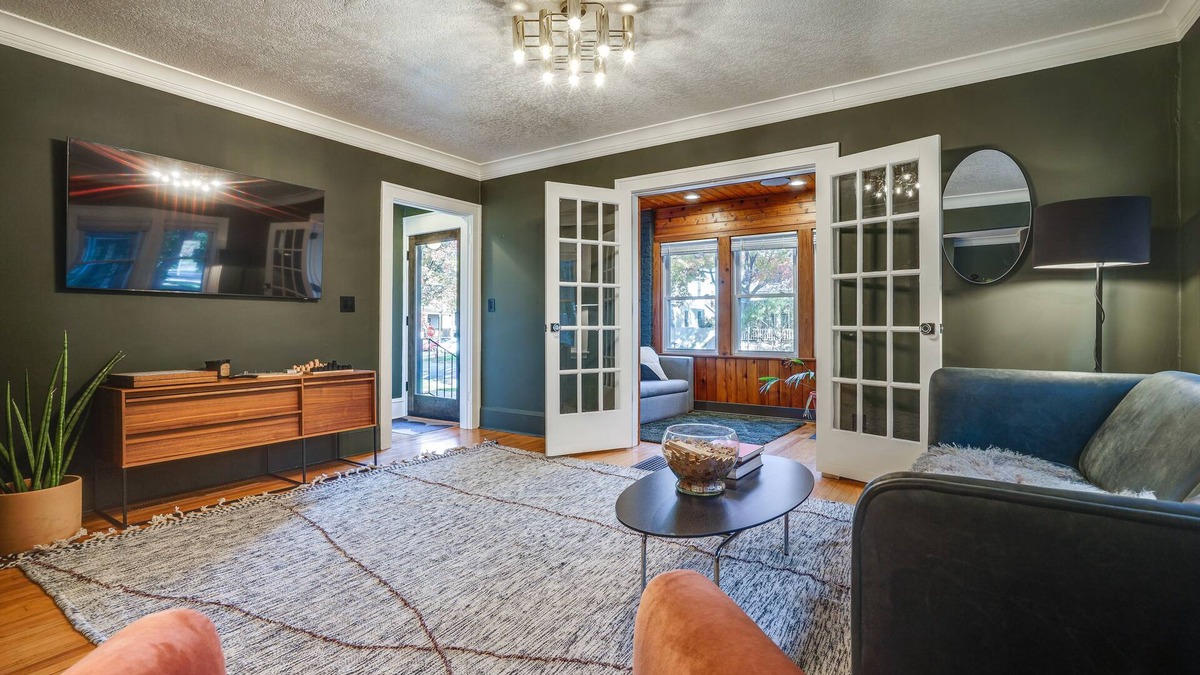 Summit - University House | Pet-Friendly Saint Paul Rental Near Downtown!