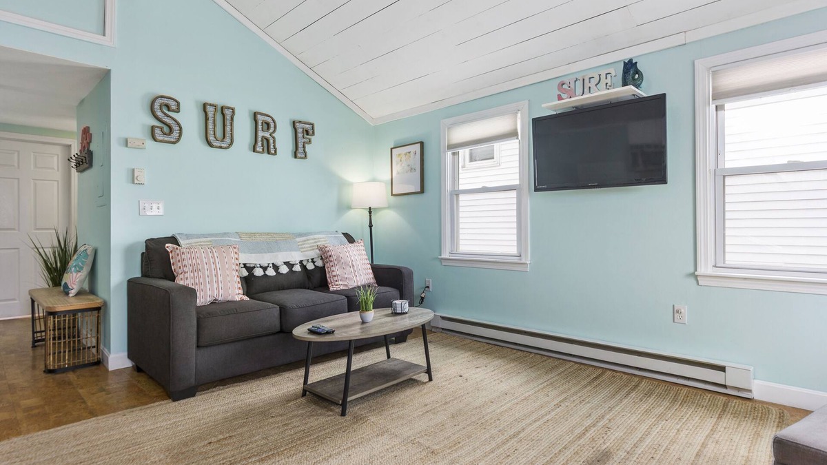 Salisbury Beach Apartment | PET FRIENDLY-Salisbury Surf Shack -Steps to the Beach!