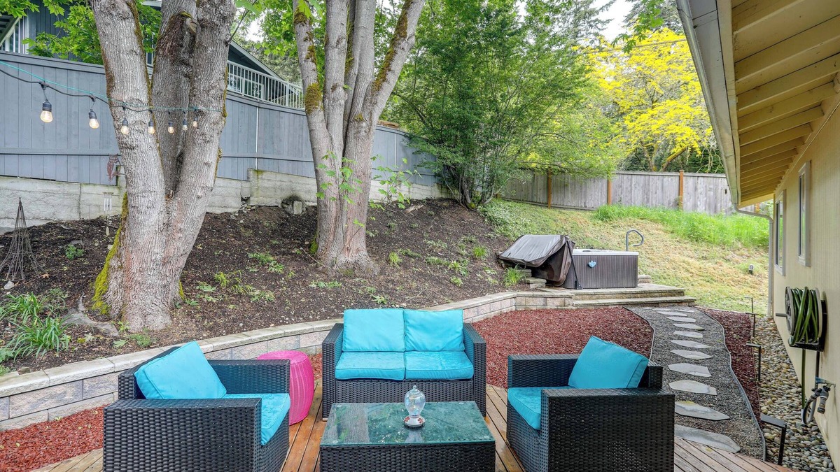 Inglewood House | Pet-Friendly Sammamish Home w/Deck ~ 3 Mi to Lake
