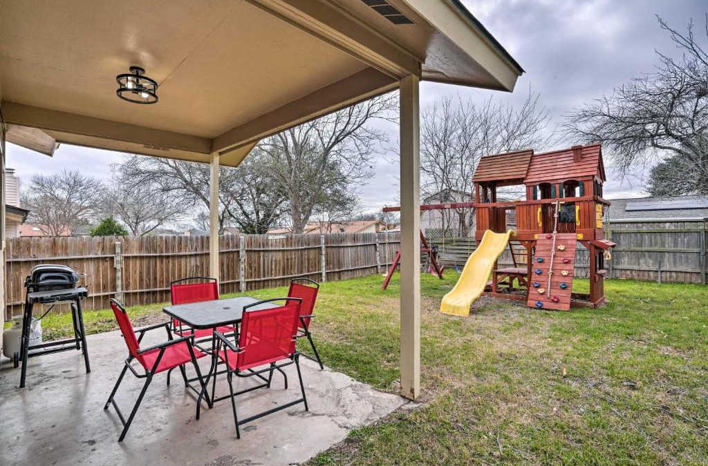 Heritage House | Pet-Friendly San Antonio Home with Yard and Patio!