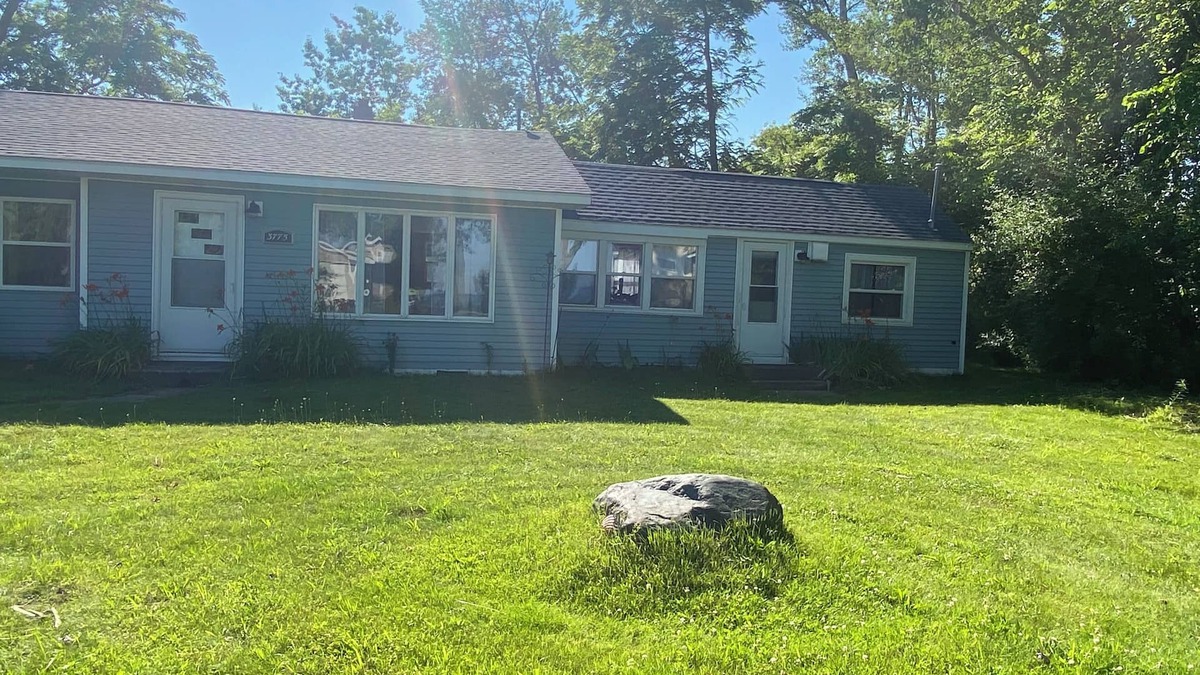 Port Hope Cottage | Pet friendly Sandy Beach Access Oasis.