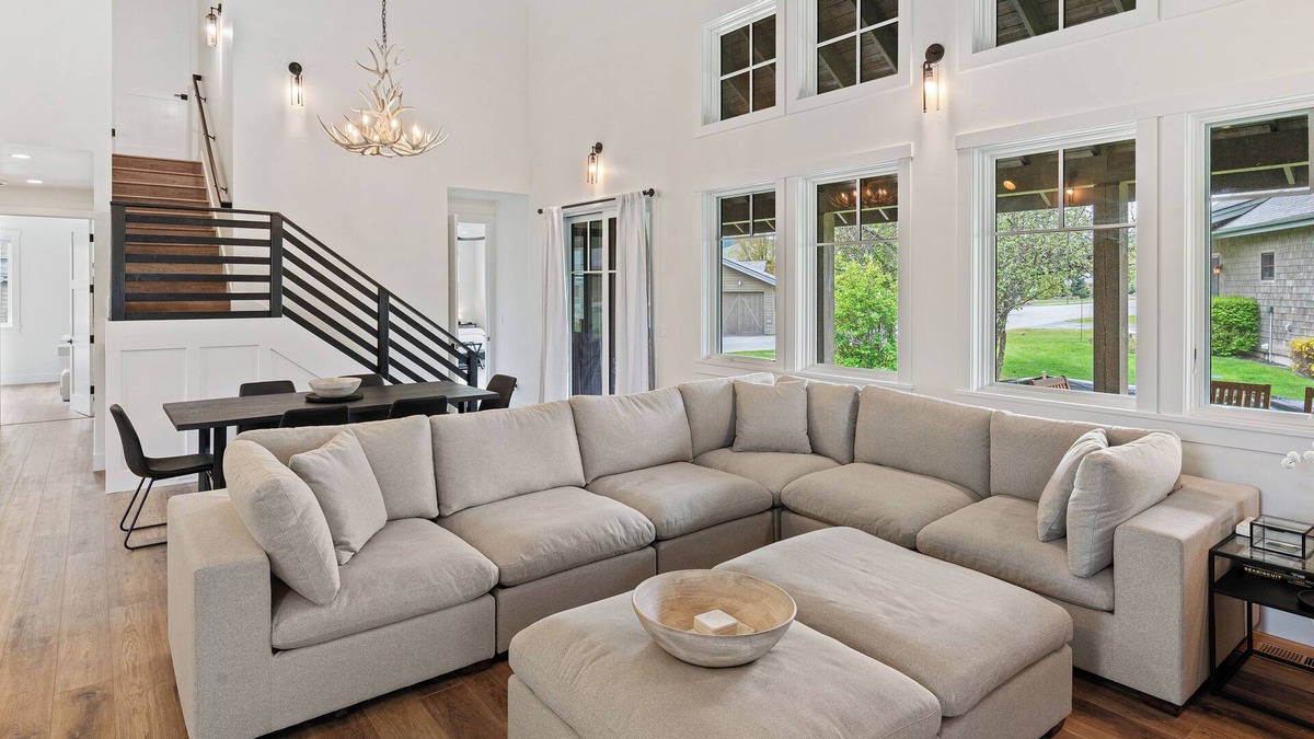 Dover Bay House | Pet Friendly, Sleeps 10 People, Private Hot Tub, High Speed WiFi & AC