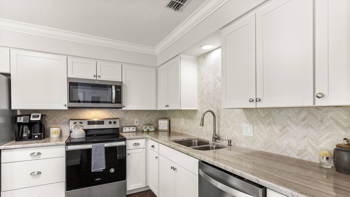 Fellowship House | Pet Friendly, Sleeps 8, 8 minutes from WEC (World Equestrian Center)