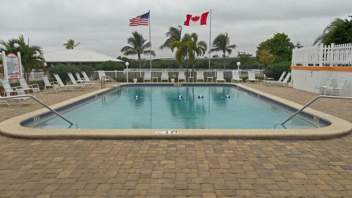 Fort Myers Resort | Pet friendly, Sleeps 6, Furnished 2br,2ba Waterfront 55+ Resort