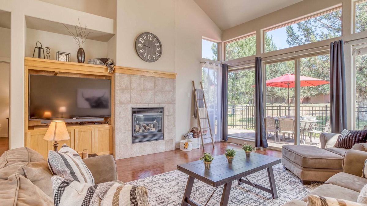 Redmond House | Pet-Friendly Smart Modern Townhome - Eagle Crest Resort Passes! Pools, Spa, Golf