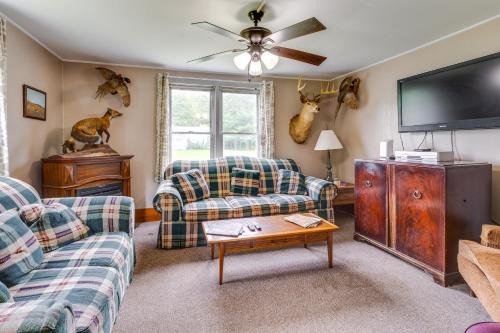 Smithmill House | Pet-Friendly Smithmill Retreat with Hunting On-Site!