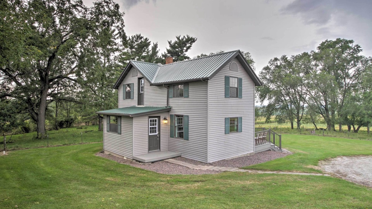 Houston County House | Pet-Friendly Spring Grove Home w/Serene Yard!