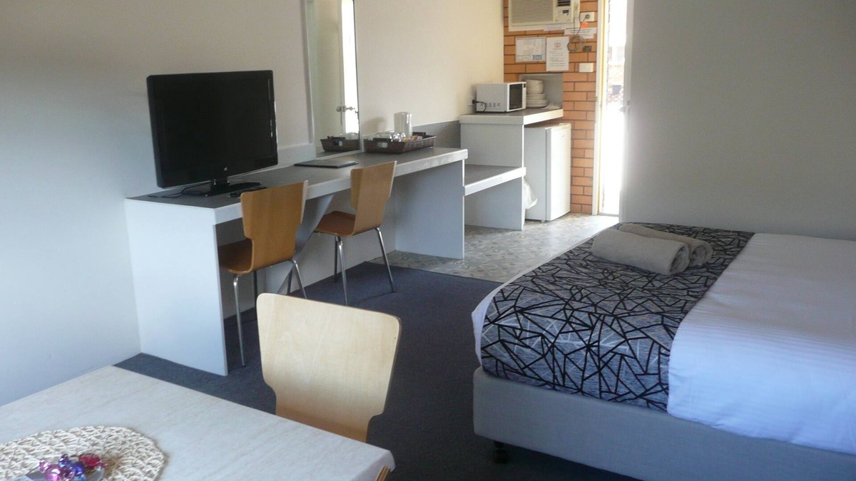 Woolgoolga Hotel | PET Friendly Standard Queen Bed room with Mineral Pool