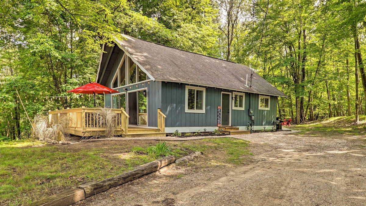 Canadian Lakes Cabin | Pet-Friendly Stanwood Sanctuary w/Fire Pit!