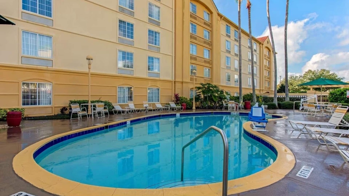 Airport North Hotel | Pet-Friendly Stay – Comfortable Room Near the Airport | Pool | Free Shuttle