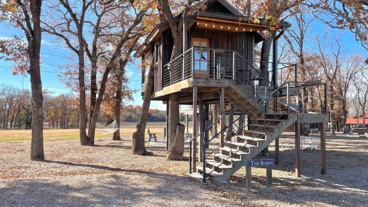 Elm Mott RV Rental | Pet Friendly The Robin Treehouse (15 MIN to Magnolia & Baylor)