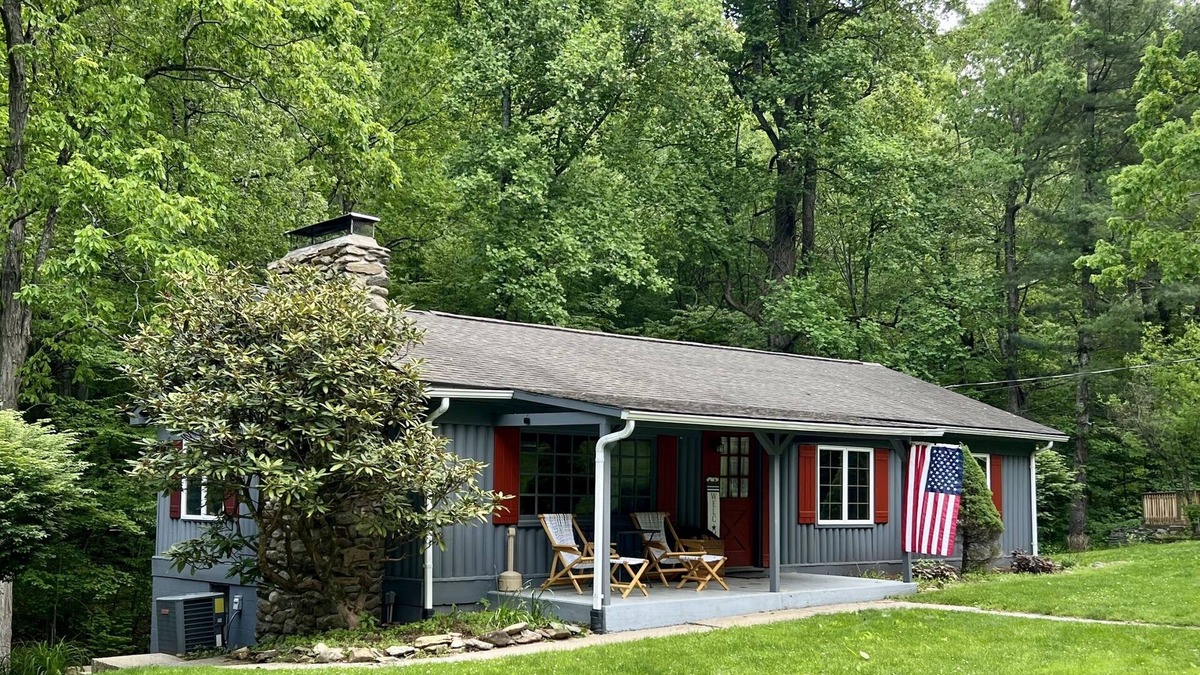 Lyndhurst Cabin | Pet Friendly Three Bedroom in Blue Ridge Mountains