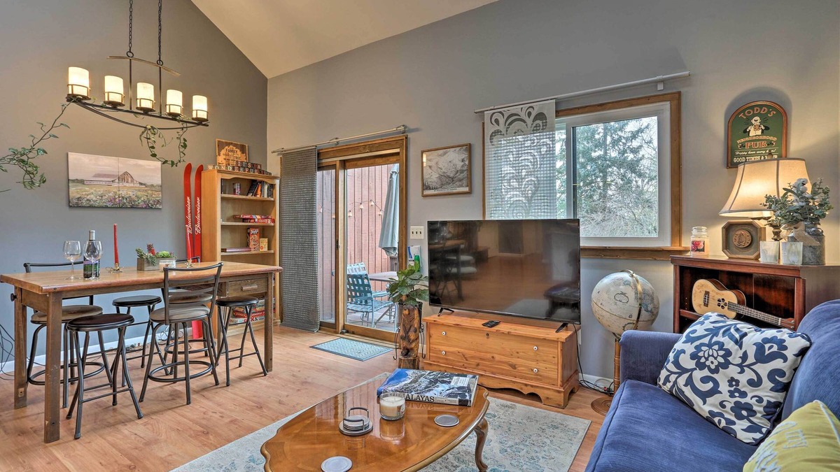 Vernon House | Pet-Friendly Townhome w/Community Hot Tub!