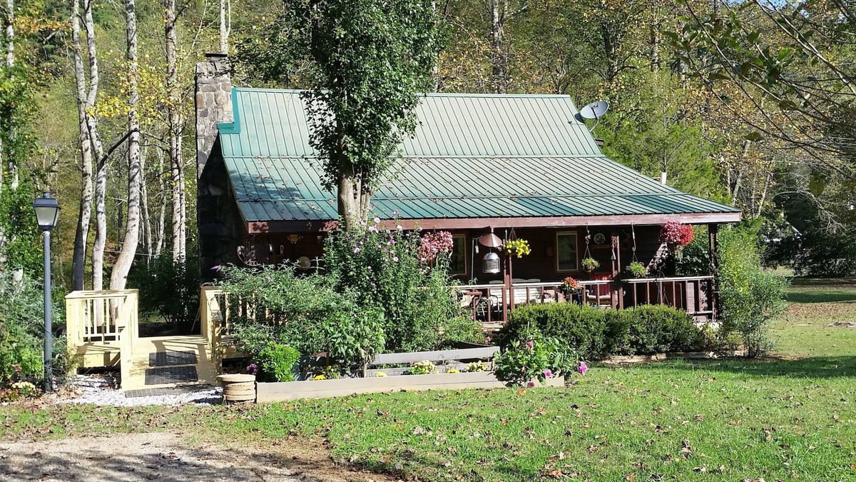 Suches Cabin | Pet Friendly Toccoa Riverfront Cabin with 1200' of Riverfront at your back door