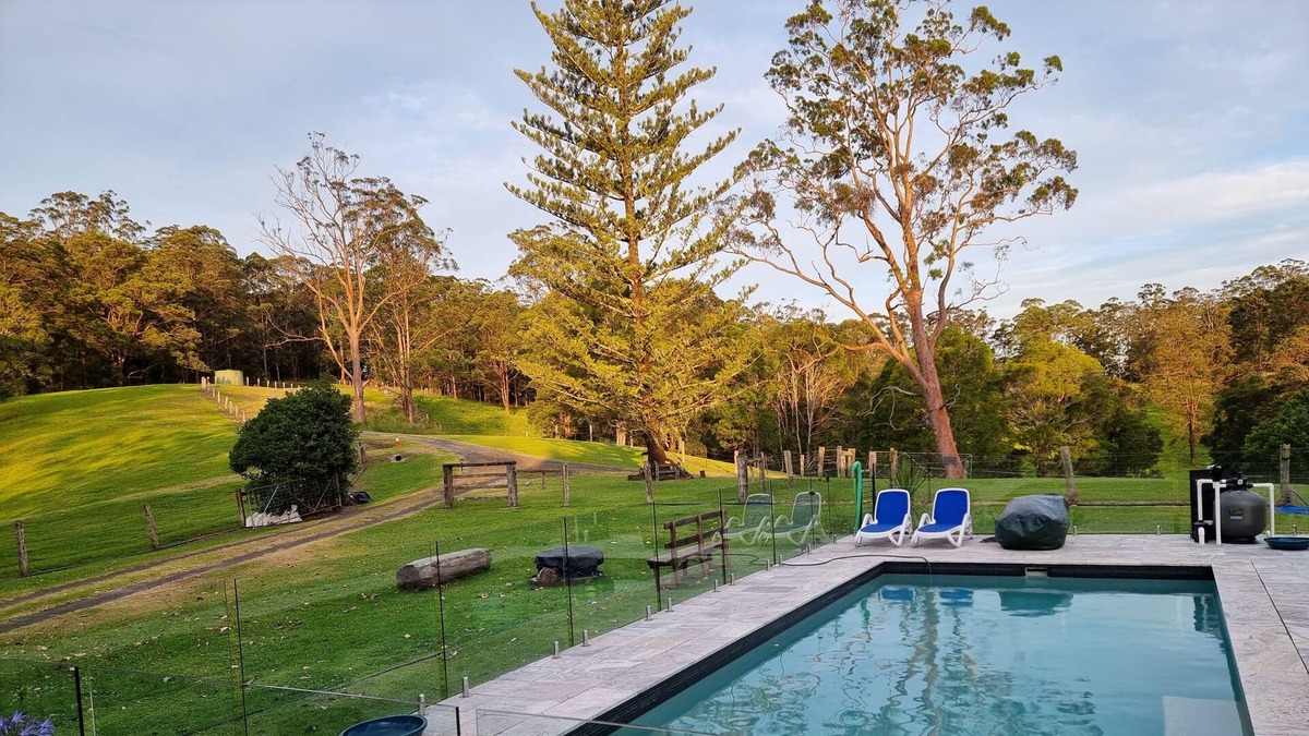 Lillian Rock Cottage | Pet friendly Toorallie Farm Cottage entire building