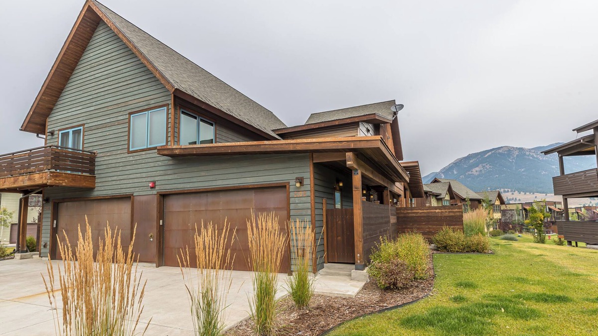 Big Sky House | Pet Friendly Townhome! Hot Tub! 15 Min Drive to Resort! 5 Min Walk to Shuttle an