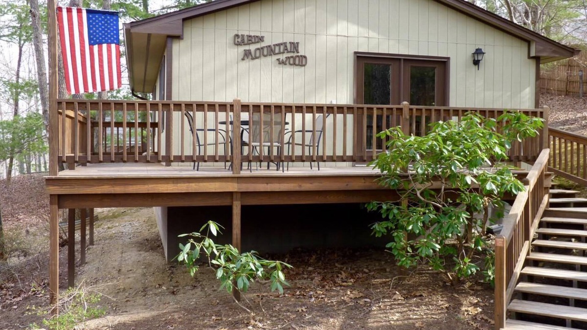 Lyndhurst Cabin | Pet Friendly Two Bedroom in Blue Ridge Mtns