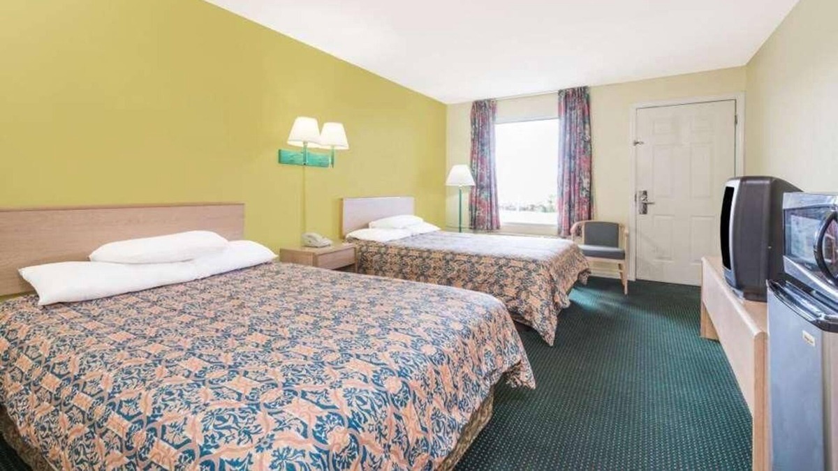 Berea House | Pet-friendly Unit! Roundtrip Airport Shuttle Available, Free Breakfast, Parking!