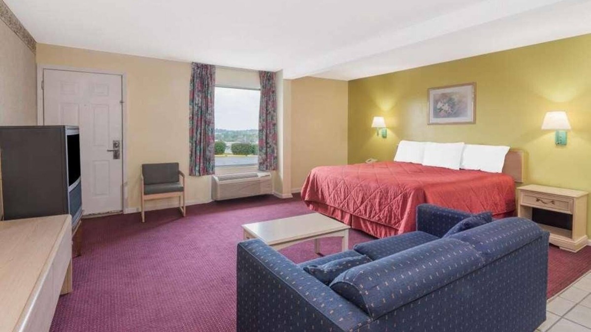 Berea House | Pet-friendly Unit! Roundtrip Airport Shuttle Available, Free Breakfast, Parking