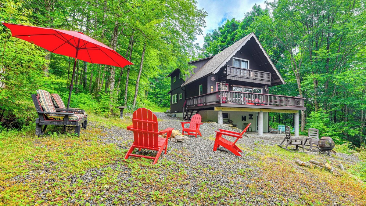 Montgomery Center House | Pet-Friendly Home w/Deck: 4 Mi to Jay Peak Resort