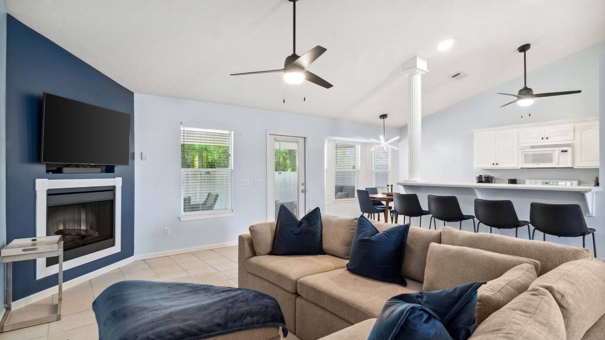 Thomas Drive House | Pet Friendly, great outdoor space & spacious