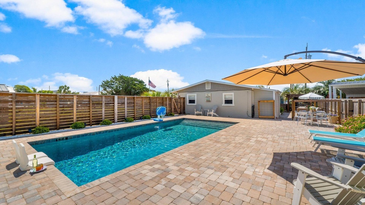 Kiska Beach House | PET FRIENDLY! CLOSE TO 3 BEACH ACCESS POINTS! PRIVATE POOL! 6 SEATER GOLF CART AVAILABLE! 4/2 BUNGALOW SLEEPS 10!