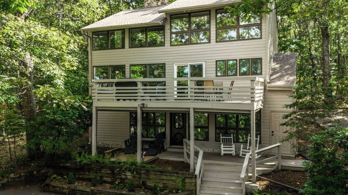 Wintergreen House | Pet-Friendly Snowflake Inn: Cozy Retreat with Sauna, Jacuzzi & Family Fun!