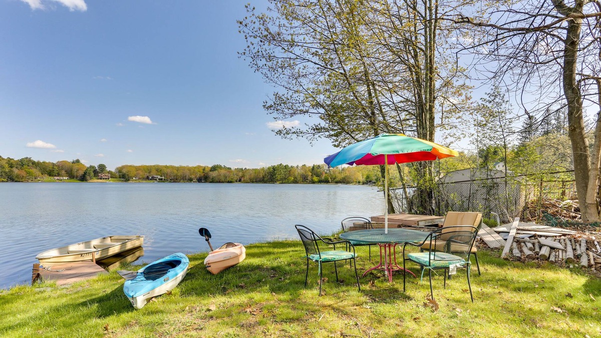 Lake Huntington Apartment | Pet-Friendly Vacation Rental w/ Kayaks & Rowboat!