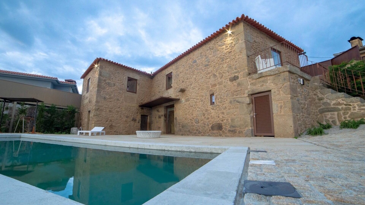Braga Villa | Pet-friendly Vacation Home Villae Carreiro with Pool, A/C, Wi-Fi, Garden & Terrace