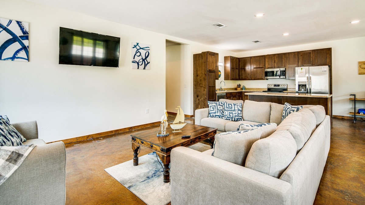 Diamond City Condo | Pet-Friendly Vacation Rental Near Bull Shoals Lake