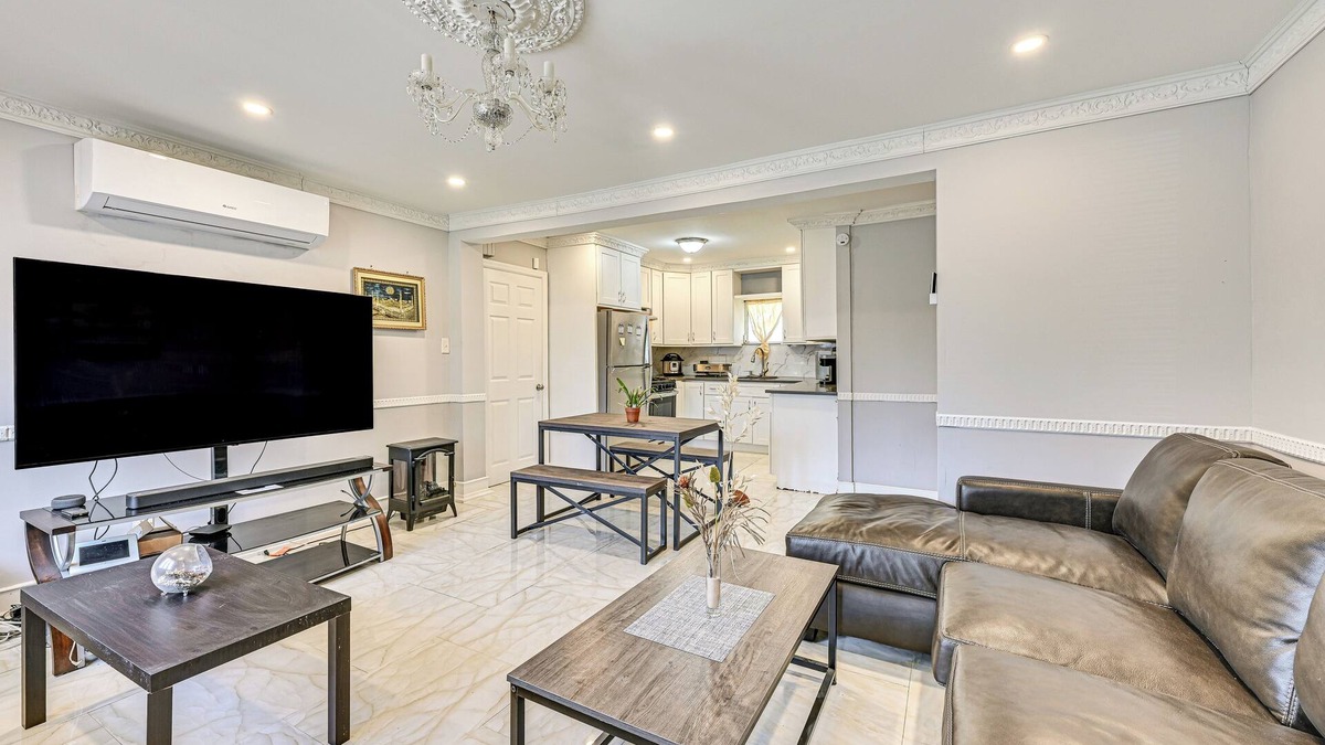 South Valley Stream House | Pet-Friendly Valley Stream Duplex - 1 Mi to Mall!
