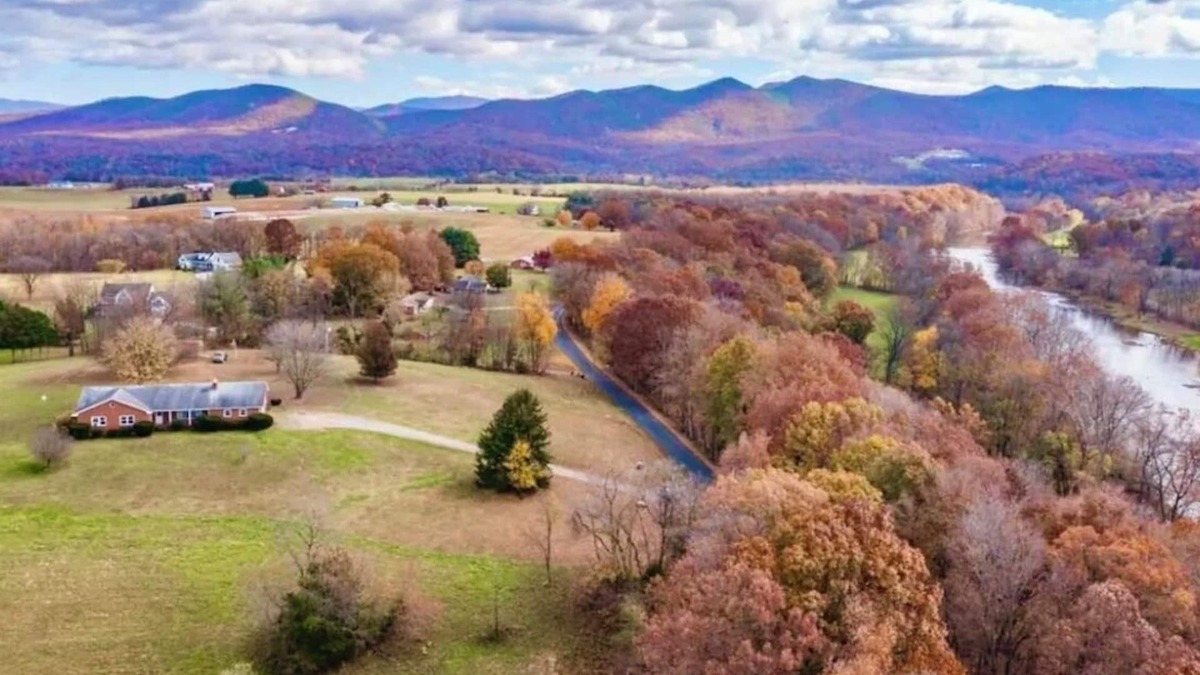 Shenandoah House | Pet Friendly, Views, Hot Tub, Firepit, Kayak, BBQ