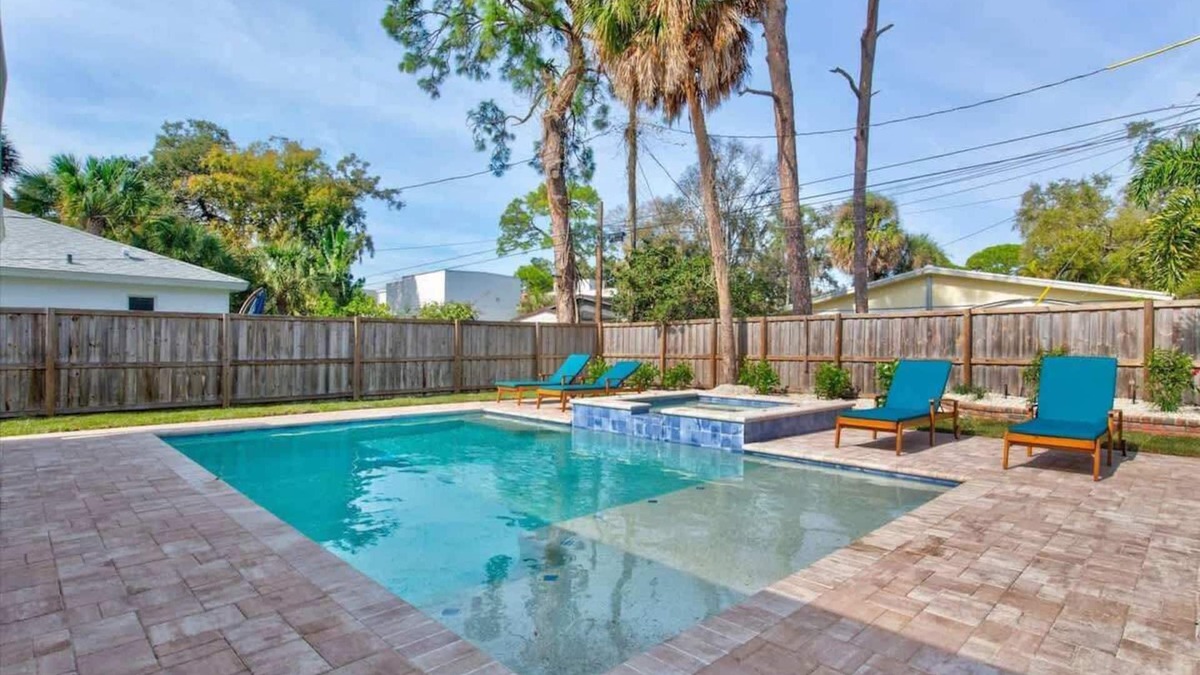 Arlington Park House | Pet Friendly w/Heated Pool, Hot Tub, Patio/Grill