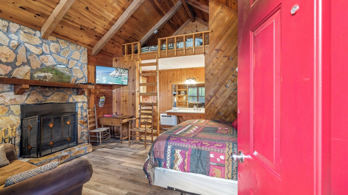 Sautee Nacoochee Cottage | Pet friendly with Private Hot Tub only 5 miles from Beautiful Downtown Helen!